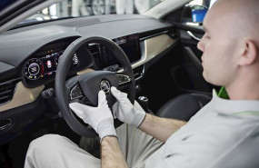 ep un trabajador en la linea de montaje del nuevo skoda scala en la planta de mlada boleslav