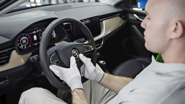 ep un trabajador en la linea de montaje del nuevo skoda scala en la planta de mlada boleslav