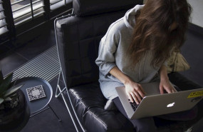 ep una mujer con un ordenador portatil