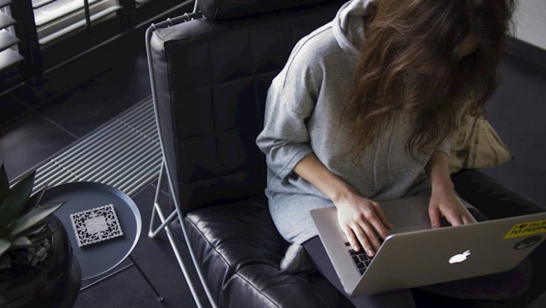 ep una mujer con un ordenador portatil ep una mujer con un ordenador portatil