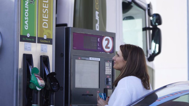 ep una mujer paga en una gasolinera autoservicio tras la supresion de la bonificacion de 020 por el