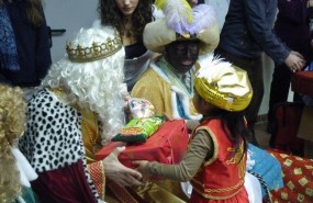 ep una nina reciberegaloreyesmanosrey melchor