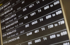 ep una pantalla informativa en el aeropuerto adolfo suarez madrid barajas a 1 de agosto de 2025 en