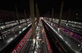 ep varias personas en el anden esperan para montar en el tren en la estacion de atocha a 19 de