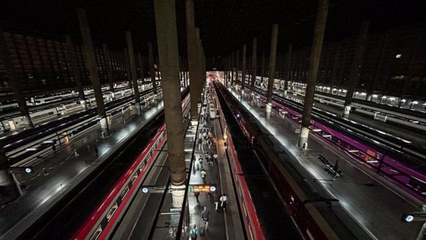 ep varias personas en el anden esperan para montar en el tren en la estacion de atocha a 19 de