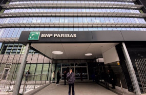 ep varias personas en la entrada a la sede en madrid del banco bnp paribas en la calle hermanos