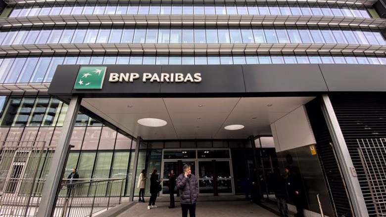 Varias personas en la entrada a la sede en Madrid del Banco BNP Paribas en la Calle Hermanos Bécquer nº 3, en Madrid (España) a 10 de febrero de 2020. | Eduardo Parra - Europa Press - Archivo ep varias personas en la entrada a la sede en madrid del banco bnp paribas en la calle hermanos