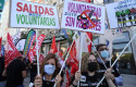 ep varios trabajadores de caixabank con pancartas durante el paro parcial convocado para protestar