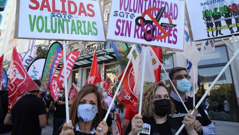 ep varios trabajadores de caixabank con pancartas durante el paro parcial convocado para protestar ep varios trabajadores de caixabank con pancartas durante el paro parcial convocado para protestar
