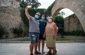ep varios turistas se hacen una foto junto a los jardines de short del rei de palma de mallorca en