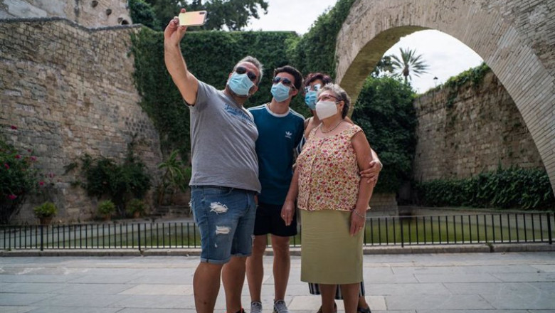Varios turistas se hacen una foto junto a los Jardines de S'Hort del Rei de Palma de Mallorca, en Palma de Mallorca, Islas Baleares (España) a 13 de julio de 2020. | Matias Chiofalo - Archivo ep varios turistas se hacen una foto junto a los jardines de short del rei de palma de mallorca en