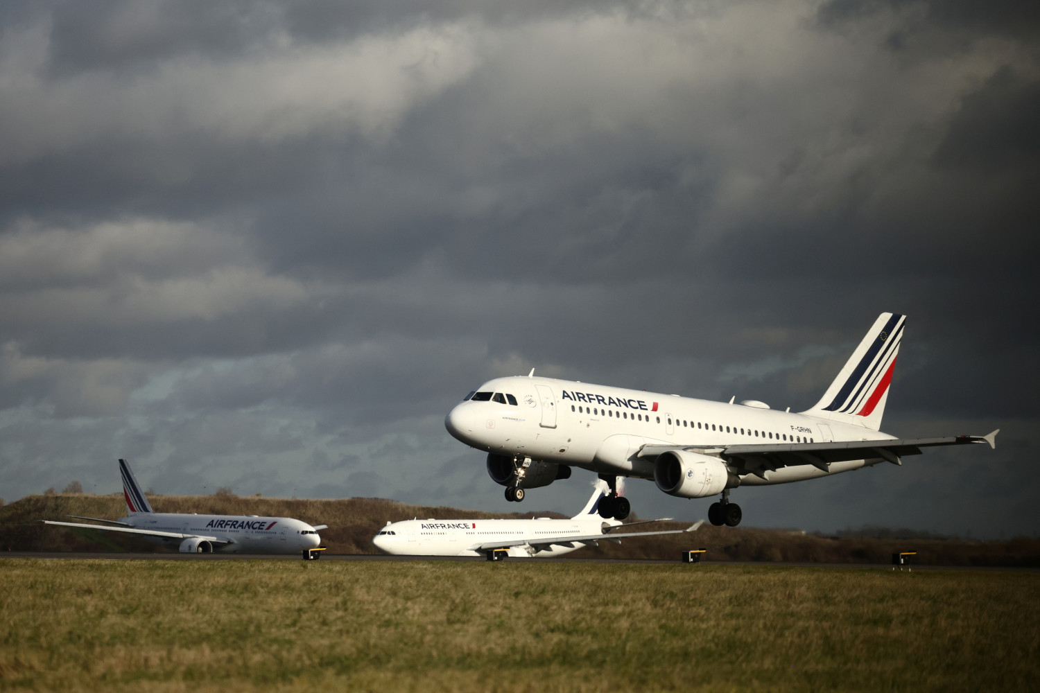 un avion airbus a319 d air france atterrit a l aeroport paris charles de gaulle 