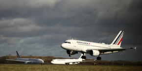 un avion airbus a319 d air france atterrit a l aeroport paris charles de gaulle 
