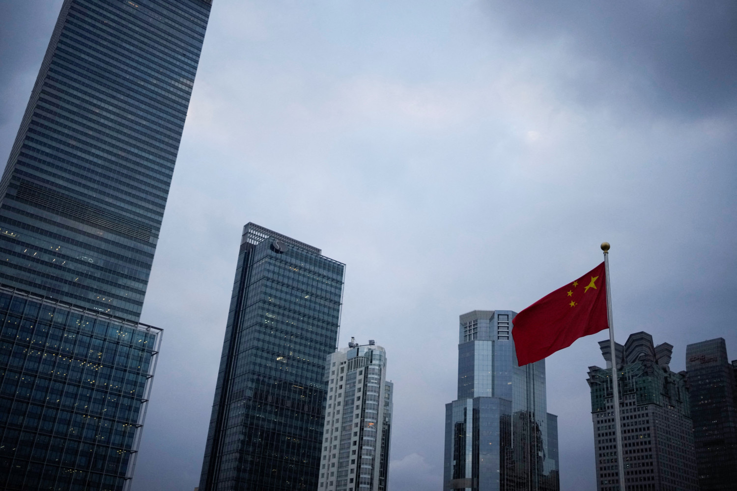 un drapeau national chinois a shanghai apres la pandemie de covid 19 