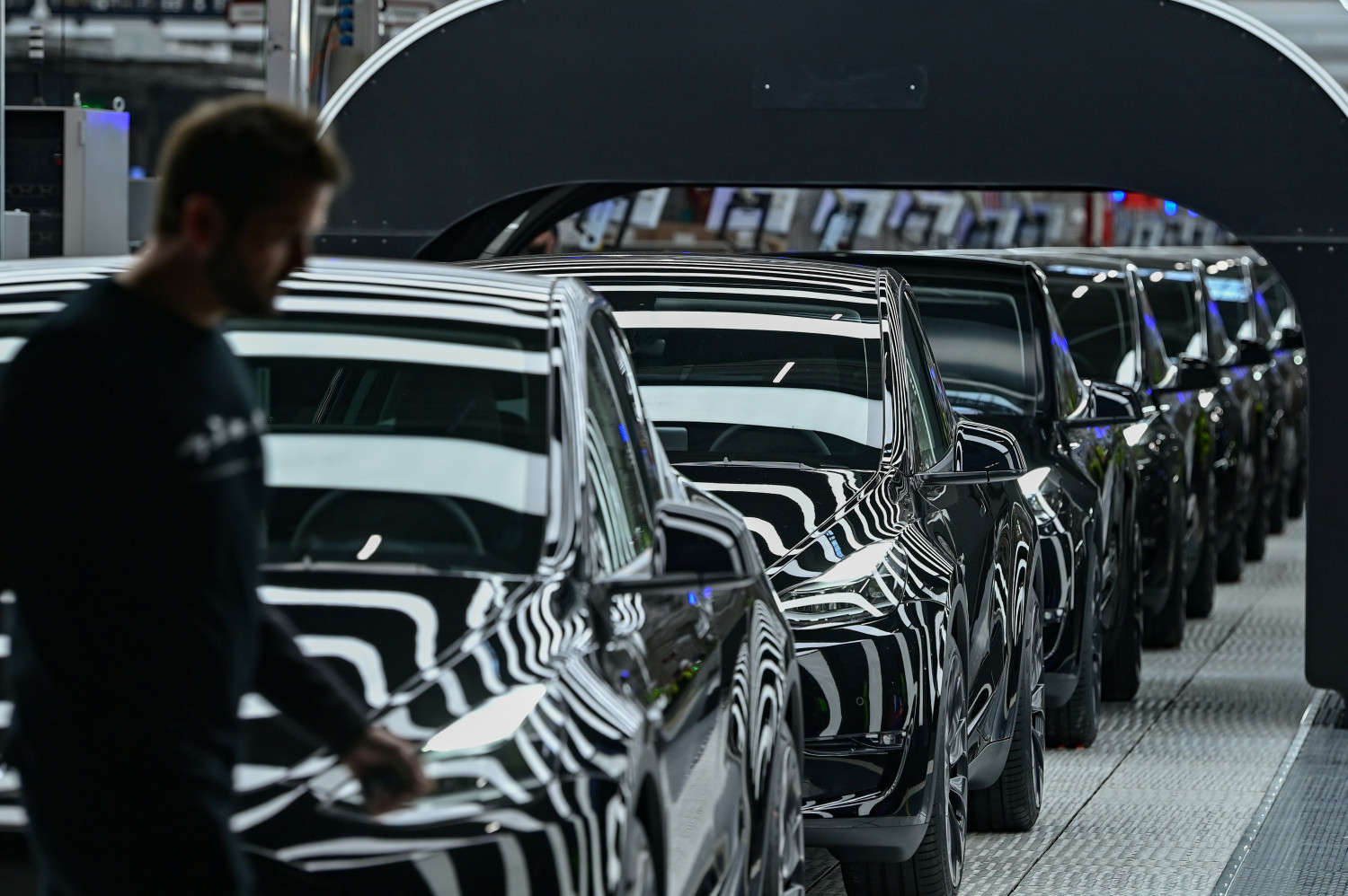 des voitures tesla dans une usine a gruenheide en allemagne 