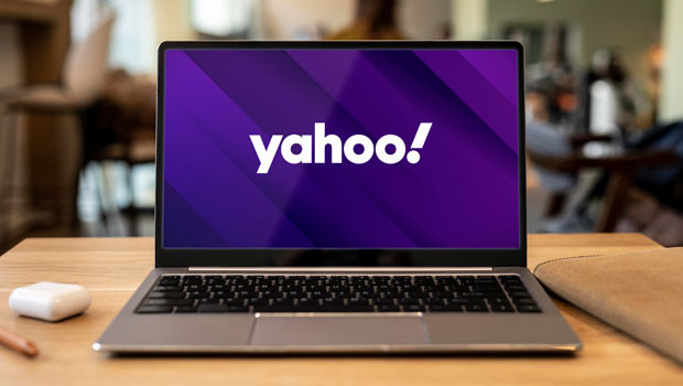 dl yahoo logo website verizon digital internet portal email news information media laptop