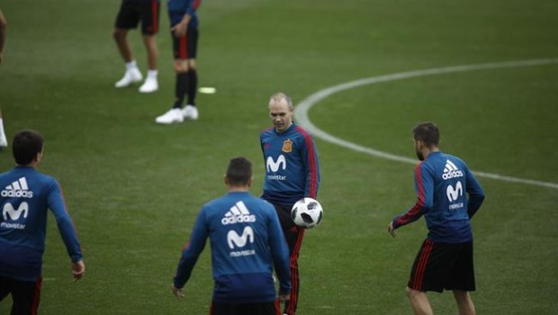 Andrés Iniesta no descarta seguir jugando con España luego del Mundial Andrés Iniesta no descarta seguir jugando con España luego del Mundial