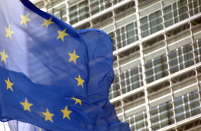 ep archivo   bandera de la ue frente a la sede de la comision europea en bruselas