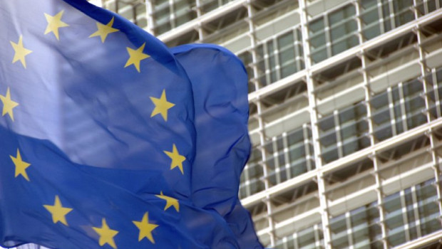 ep archivo   bandera de la ue frente a la sede de la comision europea en bruselas