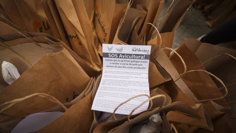 Archivo - Bolsas de la organización Unións Agrarias que reparten de forma gratuita 2.000 kilos de pollo como protesta por la subida en los costes de producción en la avicultura y los precios de venta | Beatriz Ciscar - Europa Press - Archivo ep archivo bolsas de la organizacion unions agrarias que reparten de forma gratuita 2000 kilos de