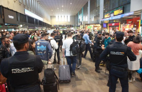 ep archivo   caos de viajeros en la estacion de santa justa debido al retraso por el robo de cables