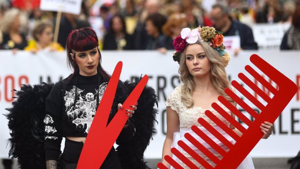 ep archivo dos mujeres participan en una manifestacion convocada por la alianza empresarial por la ep archivo dos mujeres participan en una manifestacion convocada por la alianza empresarial por la