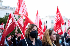 ep archivo dos mujeres sostienes varios banderines de ccoo en una imagen de archivo ep archivo dos mujeres sostienes varios banderines de ccoo en una imagen de archivo