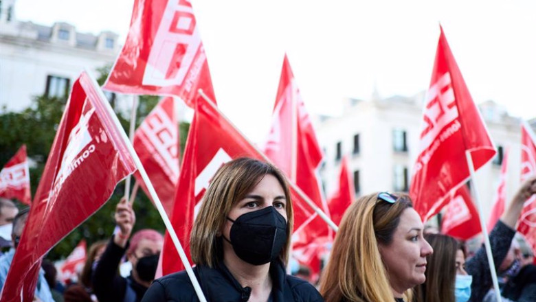ep archivo   dos mujeres sostienes varios banderines de ccoo en una imagen de archivo