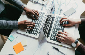 ep archivo   dos personas trabajan con ordenadores