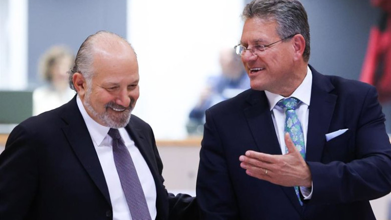 Archivo - El secretario de Comercio de EEUU, Howard Lutnick (I), y el comisario de Comercio, Maros Sefcovic, conversan en los márgenes de una reunión de ministros de Comercio de la UE en Brsuelas. | FRANCOIS LENOIR / EUROPEAN COUNCIL - Archivo ep archivo el secretario de comercio de eeuu howard lutnick i y el comisario de comercio maros