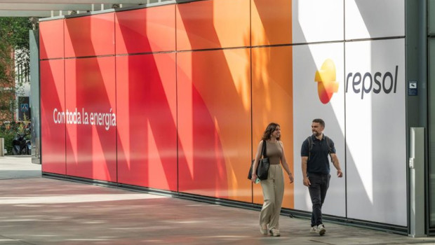 ep archivo empleados pasando por delante del panel de entrada a campus con el nuevo logo de repsol ep archivo empleados pasando por delante del panel de entrada a campus con el nuevo logo de repsol