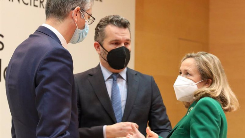 Archivo - La vicepresidenta primera, Nadia Calviño; el gobernador del Banco de España, Pablo Hernández de Cos, y el presidente de la CNMV, Rodrigo Buenaventura, en una reunión en el Ministerio de Asuntos Económicos el 14 de enero de 2022. | Marta Fernández Jara - Europa Press - Archivo ep archivo la vicepresidenta primera nadia calvino el gobernador del banco de espana pablo