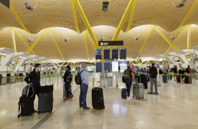 ep archivo   pasajeros con sus maletas en las instalaciones de la terminal t4 del aeropuerto adolfo