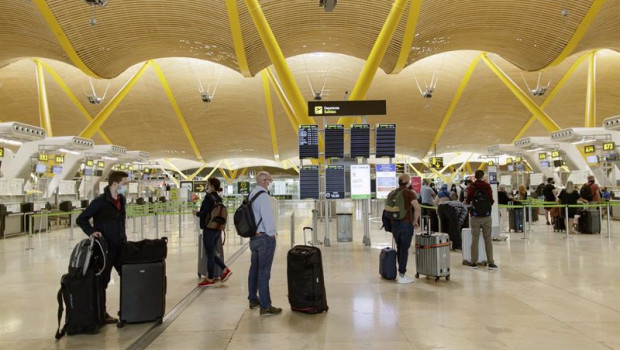 ep archivo   pasajeros con sus maletas en las instalaciones de la terminal t4 del aeropuerto adolfo