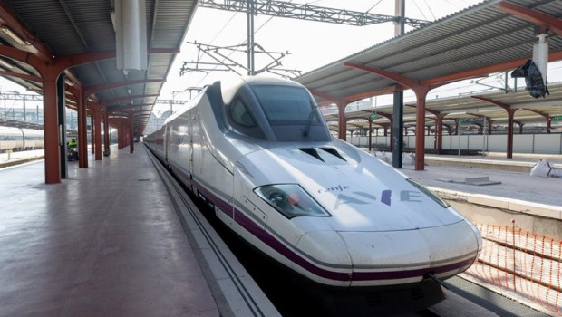 ep archivo   un tren de renfe en la estacion de chamartin clara campoamor a 2 de enero de 2025 en