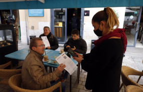 ep archivo   una camarera pide certificado a los clientes en una mesa en la terraza de un bar