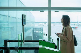 ep archivo   una pasajera se dispone a pasar un control biometrico en un aeropuerto europeo