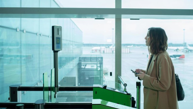 ep archivo una pasajera se dispone a pasar un control biometrico en un aeropuerto europeo ep archivo una pasajera se dispone a pasar un control biometrico en un aeropuerto europeo
