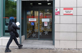 ep archivo   una persona entra en una oficina del paro de mendez alvaro a 3 de noviembre de 2023 en