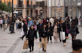 ep archivo   varias personas sujetan bolsas con compras