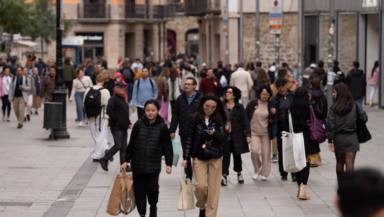 ep archivo varias personas sujetan bolsas con compras ep archivo varias personas sujetan bolsas con compras