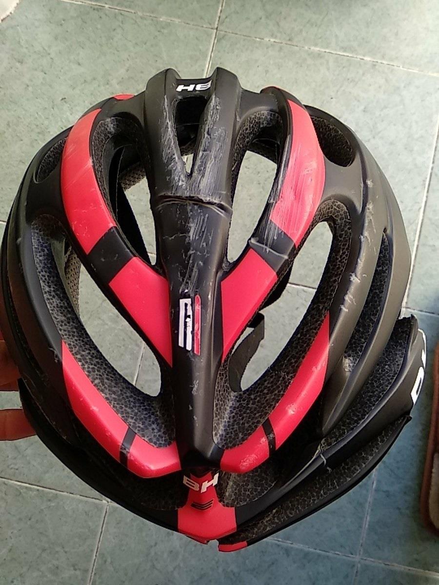 El ciclista Diego Rubio muestra su casco tras el accidente. 30-3-2018 | @NAVA13DIEGO ep ciclista diego rubio muestracascoaccidente 30-3-2018