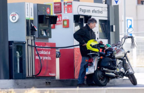 ep clientes se abastecen de gasolina en una gasolinera a 28 de octubre de 2024 en madrid espana de