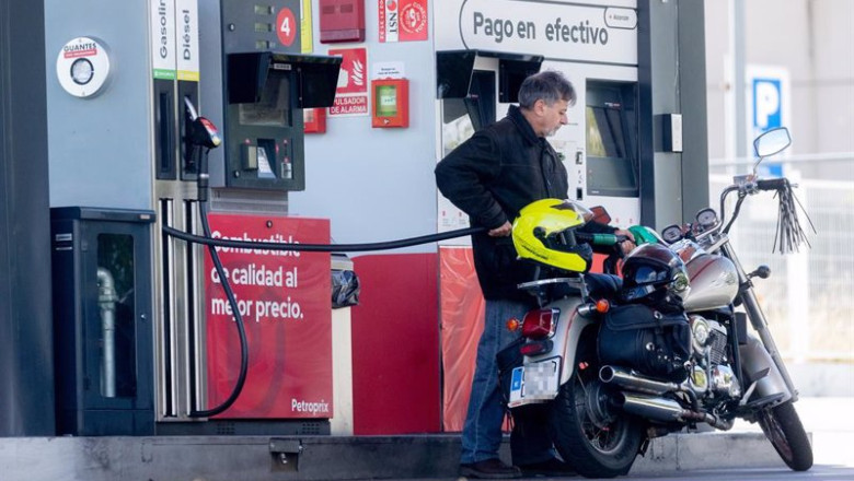 ep clientes se abastecen de gasolina en una gasolinera a 28 de octubre de 2024 en madrid espana de ep clientes se abastecen de gasolina en una gasolinera a 28 de octubre de 2024 en madrid espana de