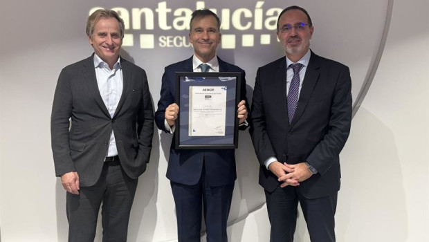 ep de idza a dcha el director general de santalucia dominique uzel el ceo de aenor rafael garcia ep de idza a dcha el director general de santalucia dominique uzel el ceo de aenor rafael garcia