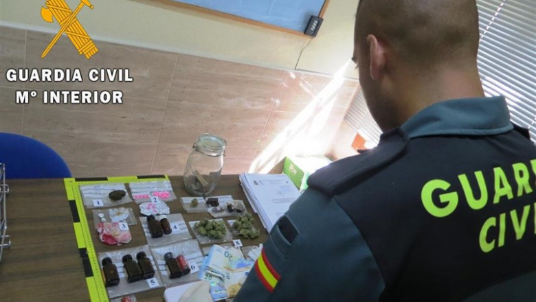 Detenidas dos personas por tráfico de drogas que se dirián al festival Dreambeach. | GUARDIA CIVIL ep detenidaspersonastraficodrogasse dirianfestival dreambeach