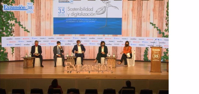 El director de Banca Comercial de Banco Santander, Ángel Rivera (2i), el presidente de Accenture España, Domingo Mirón (1i), el consejero delegado de Telefónica España, Sergio Oslé (1d), y la directora general de Google España, Fuencisla Clemares (2d). | EXPANSIÓN ep el director de banca comercial de banco santander angel rivera 2i el presidente de accenture