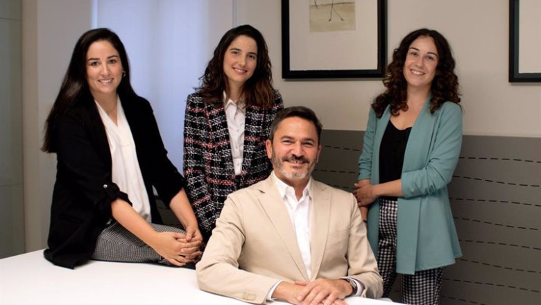 ep el equipo del fondo bolsa social de izda a dcha maria echavarri laura colina jose moncada y ep el equipo del fondo bolsa social de izda a dcha maria echavarri laura colina jose moncada y