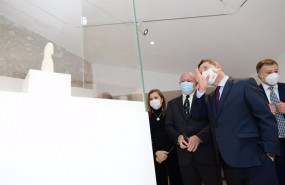 ep el presidente de c-lm emiliano garcia-page con el coleccionista robero polo en la inauguracion