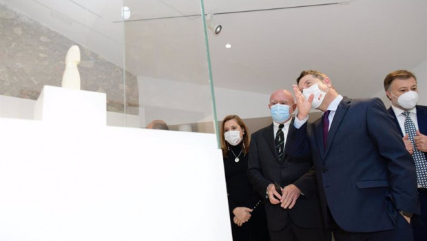 ep el presidente de c-lm emiliano garcia-page con el coleccionista robero polo en la inauguracion